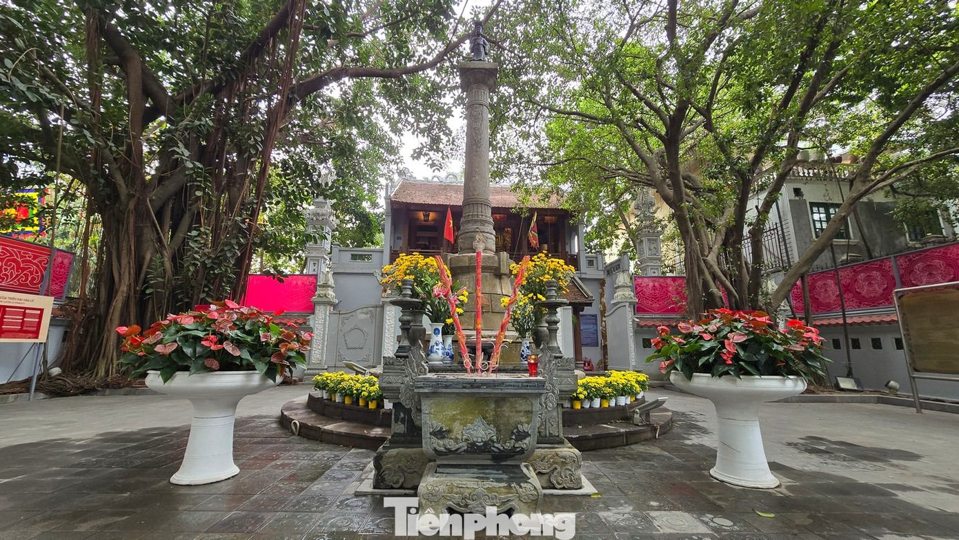 Đình có quy mô nhỏ, mang phong cách truyền thống với mái ngói cong, chạm khắc tinh xảo. Dù diện tích không lớn, đình Nam Hương vẫn giữ được nét cổ kính, là nơi lưu giữ giá trị tâm linh giữa lòng Thủ đô.