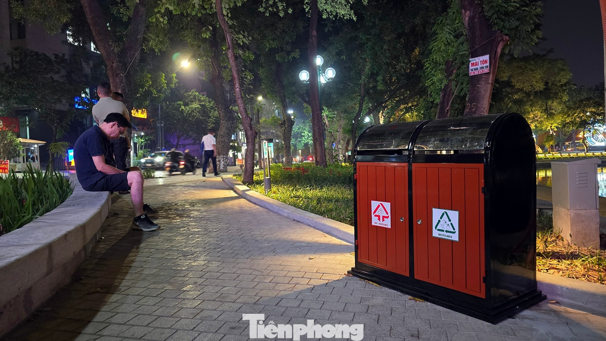 Thùng rác với hai ngăn để người dân có thể phân loại rác luôn tại nguồn. Thềm của các vườn hoa đều được xây dựng bằng đá tự nhiên làm ghế ngồi rất thuận tiện.