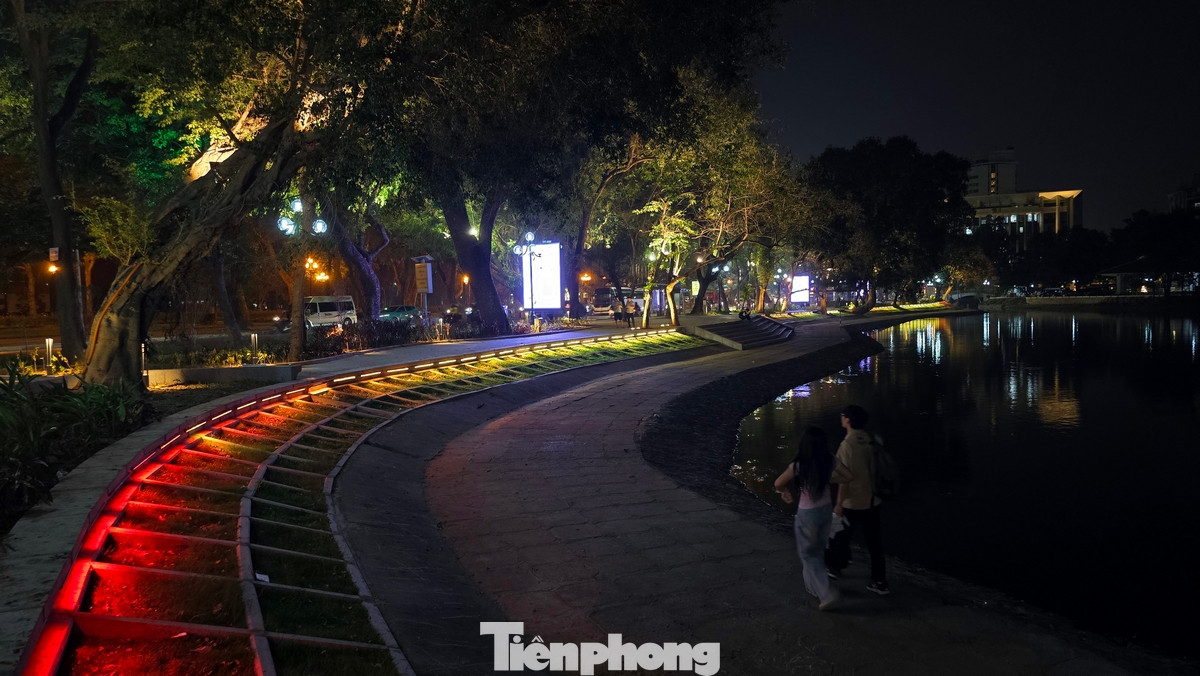 Phần ven hồ Thiền Quang được cải tạo lại để gia tăng tương tác với mặt nước theo nguyên tắc tạo dựng cảnh quan, không bo cứng hoặc bê tông hóa, làm mềm phần ven hồ, viền cỏ, viền bờ hoa để tạo sự mềm mại tự nhiên, tôn lên các giá trị sẵn có của thiên nhiên. Hình ảnh lung linh của mặt hồ Thiền Quang sau khi màn đêm buông xuống.