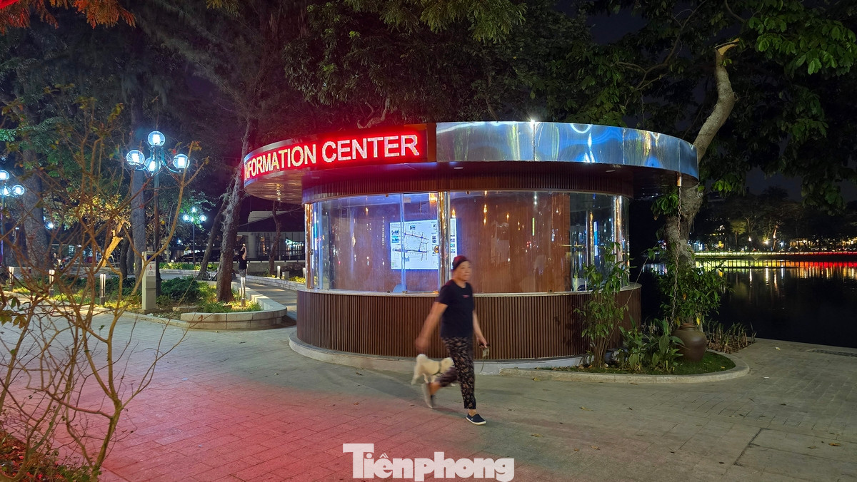 Hiện, quanh hồ còn được lắp đặt nhiều thiết bị chiếu sáng, một trung tâm thông tin hoạt động vào những ngày lễ và cuối tuần.