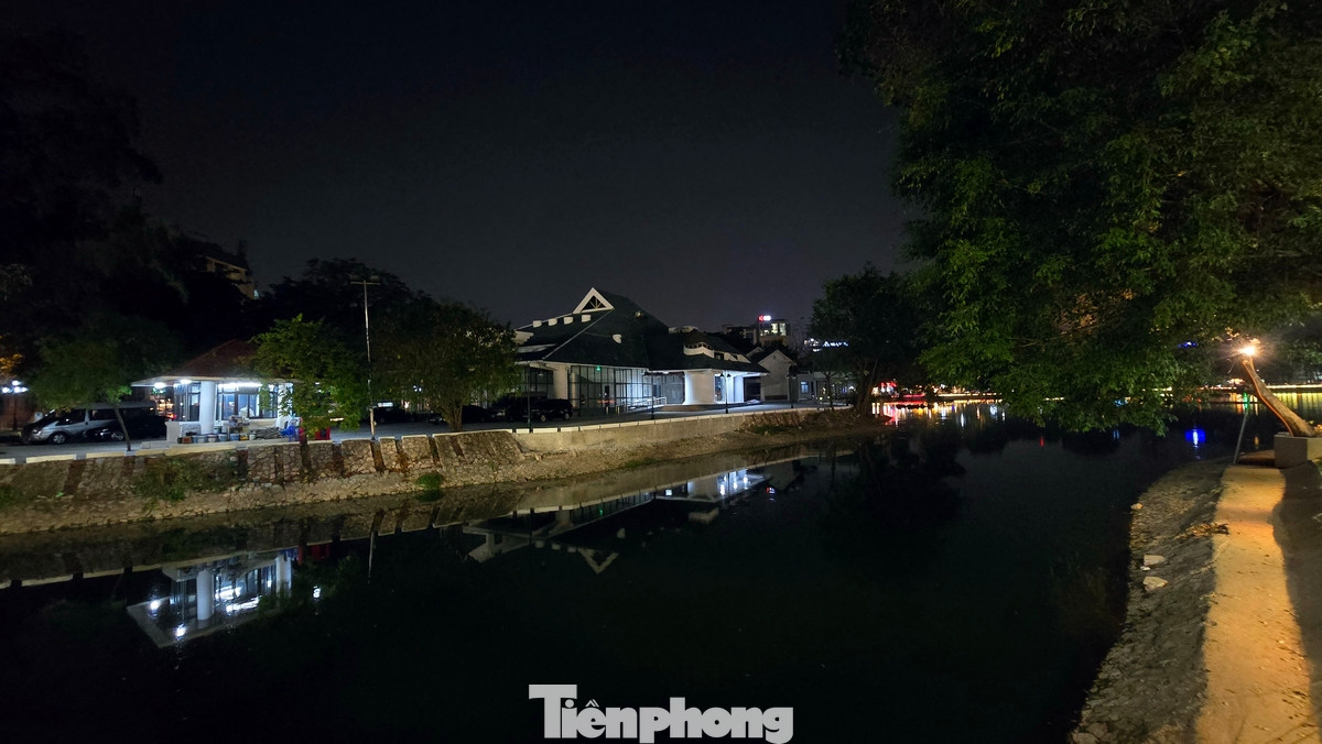 Cung Thanh Niên tại số 37 Trần Bình Trọng là một trong những công trình được tách thành dự án riêng để cải tạo, dù nằm trong tổng thể khuôn viên hồ Thiền Quang. Theo quan sát, đến nay việc cải tạo cung Thanh Niên cơ bản đã hoàn thiện.