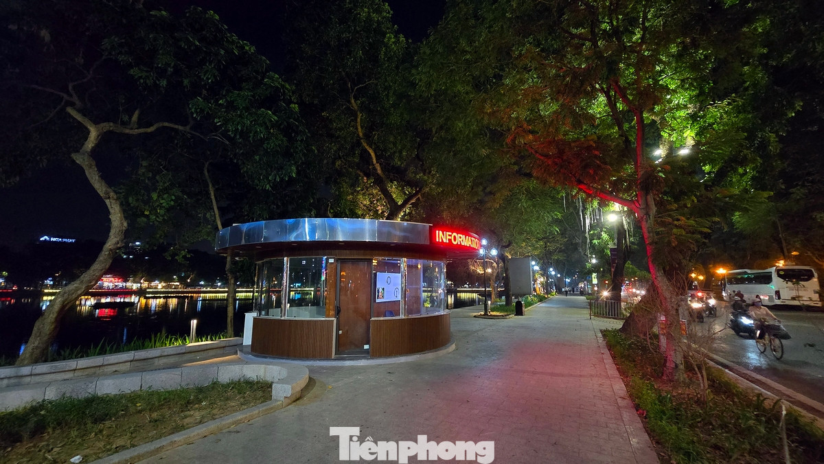Hiện, quanh hồ còn được lắp đặt nhiều thiết bị chiếu sáng, một trung tâm thông tin hoạt động vào những ngày lễ và cuối tuần.