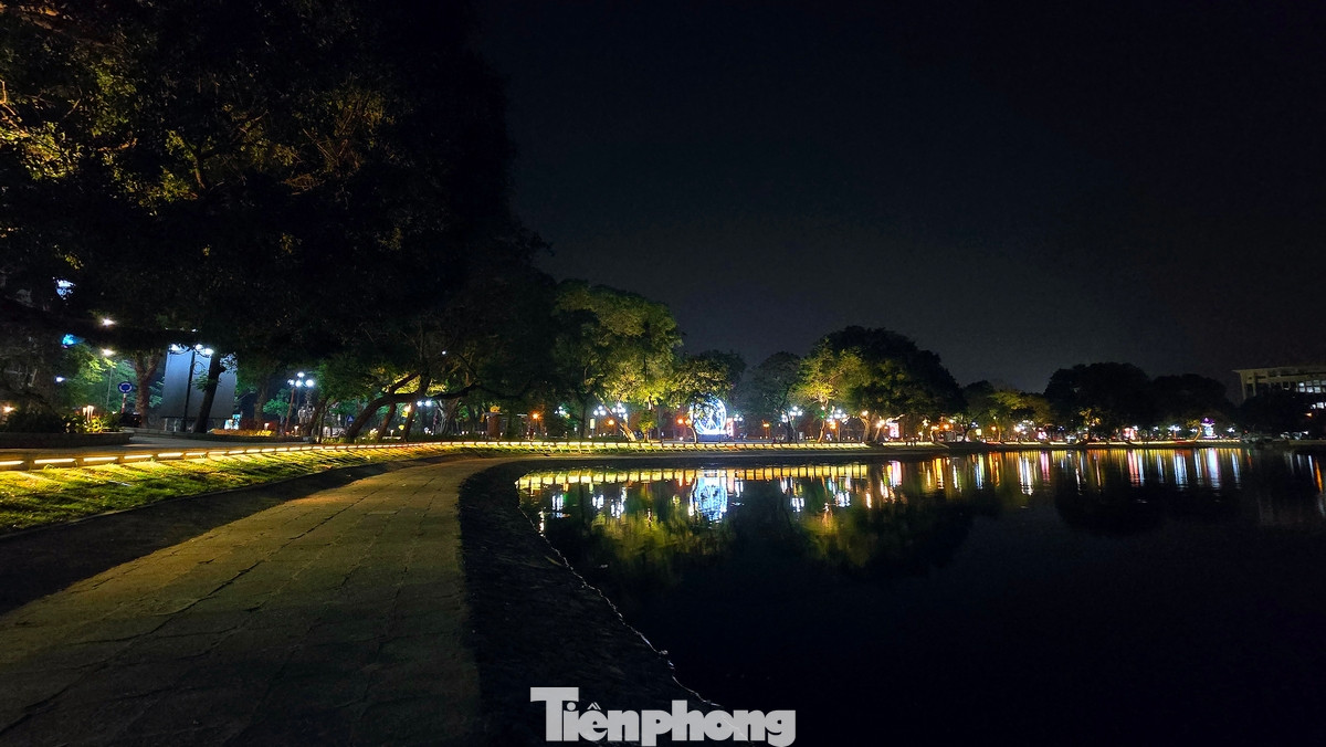 Phần ven hồ Thiền Quang được cải tạo lại để gia tăng tương tác với mặt nước theo nguyên tắc tạo dựng cảnh quan, không bo cứng hoặc bê tông hóa, làm mềm phần ven hồ, viền cỏ, viền bờ hoa để tạo sự mềm mại tự nhiên, tôn lên các giá trị sẵn có của thiên nhiên. Hình ảnh lung linh của mặt hồ Thiền Quang sau khi màn đêm buông xuống.