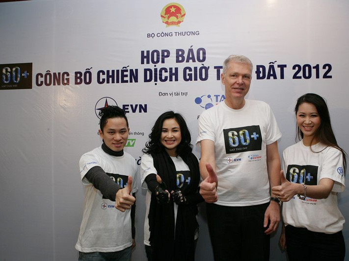Các đại sứ của chương trình Giờ trái đất 2012: ca sĩ Tùng Dương, ca sĩ Thanh Lam và hoa hậu thân thiện Dương Mỹ Linh