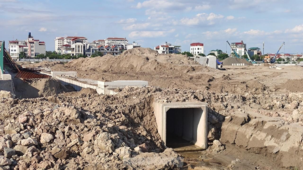 Một số sàn bất động sản tự nhận đang phân phối nhà ở tại dự án chào bán giá nhà ở thấp tầng tại đây cao ngất đến hơn 90 triệu đồng/m2 trong khi giá trúng đấu giá khu đất trung bình chỉ hơn 10 triệu đồng/m2. Hiện khu đất này đang trong quá trình làm hạ tầng. Một số sàn bất động sản tự nhận đang phân phối nhà ở tại dự án chào bán giá nhà ở thấp tầng tại đây cao ngất đến hơn 90 triệu đồng/m2 trong khi giá trúng đấu giá khu đất trung bình chỉ hơn 10 triệu đồng/m2. Hiện khu đất này đang trong quá trình làm hạ tầng.