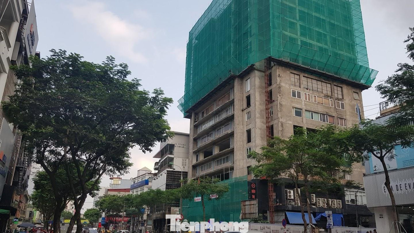 Công trình Khu dịch vụ, văn phòng và nhà ở kinh doanh số 131 Thái Hà (quận Đống Đa) do Công ty TNHH Kinh doanh tổng hợp Huy Hùng làm chủ đầu tư được xây dựng hơn chục năm nay nhưng đến nay vẫn không được hoàn thiện để đưa vào sử dụng.