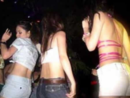 Tuổi teen “cháy hết mình” trong vũ trường 