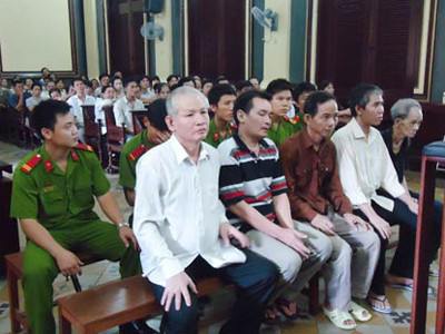 5 thành viên trong băng cướp lúc chờ xét xử (kẻ ngồi thứ 2 - từ trái sang là tướng cướp bán rau Lê Anh Kiệt)