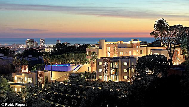 Ngôi biệt thự Beverly Hills trông giống như lâu đài trong truyện cổ tích