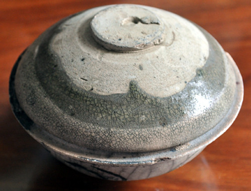 Một bát gốm cổ có nắp đậy bên trên cũng vừa được phát hiện từ con tàu chìm ở vùng biển Châu Tân