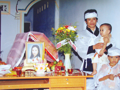 Chị Phúc ra đi, để lại người chồng và hai con thơ cùng gánh nợ hàng trăm triệu đồng 