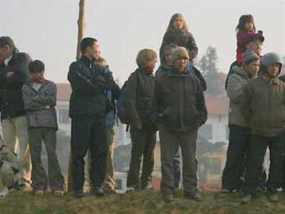 Du khách hào hứng xem cuộc đua Ảnh: Phạm Ngọc Triển - Ngọc Bằng