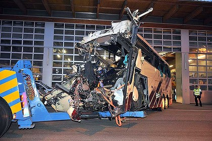 Chiếc xe gặp nạn đã bị hư hỏng hoàn toàn. Ảnh: AP. Chiếc xe gặp nạn đã bị hư hỏng hoàn toàn. Ảnh: AP