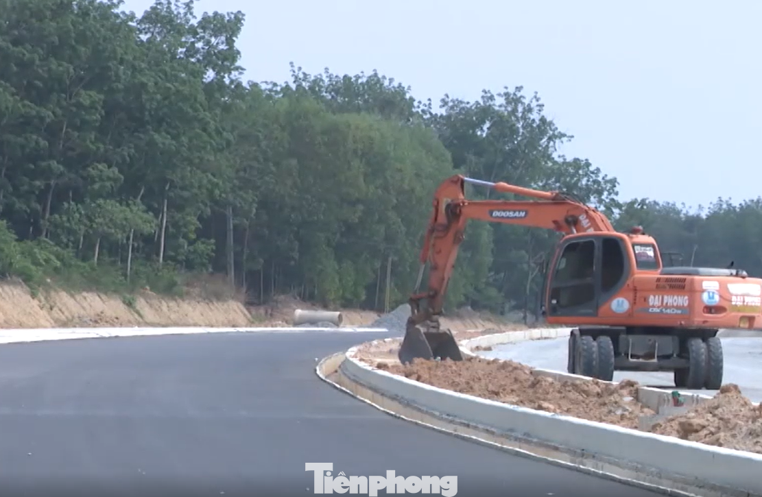 Những ngày cận Tết, công nhân thi công để kịp tiến độ. Một bên đường được trải nhựa cho xe qua lại, một bên đang trong giai đoạn lu nền đá cấp phối trước khi trải nhựa. Những ngày cận Tết, công nhân thi công để kịp tiến độ. Một bên đường được trải nhựa cho xe qua lại, một bên đang trong giai đoạn lu nền đá cấp phối trước khi trải nhựa.