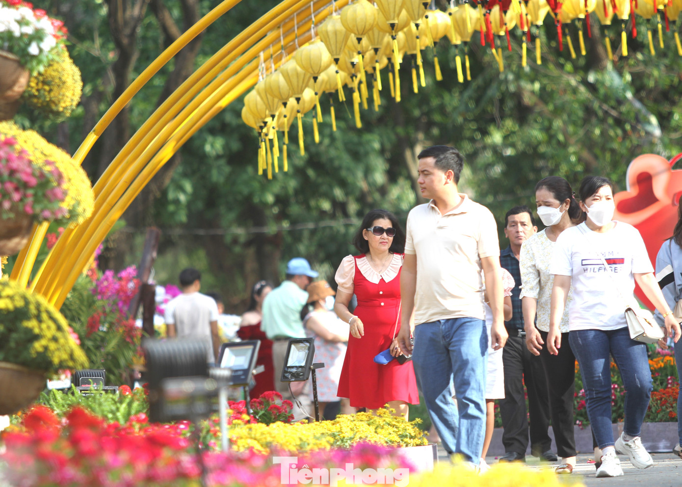 Người lao động ở lại Bình Dương ăn Tết đến vui chơi tại đường hoa Người lao động ở lại Bình Dương ăn Tết đến vui chơi tại đường hoa