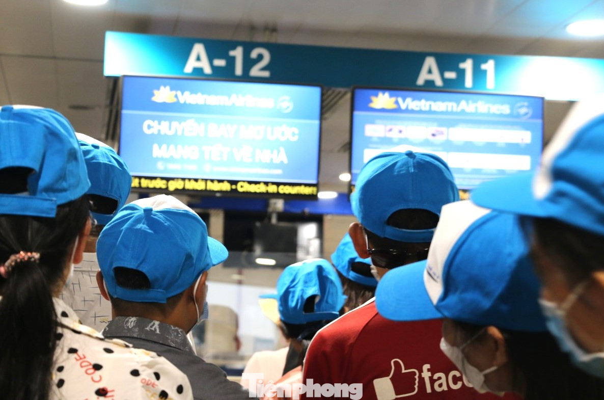 Công nhân chờ làm thủ tục lên máy bay. Công nhân chờ làm thủ tục lên máy bay.