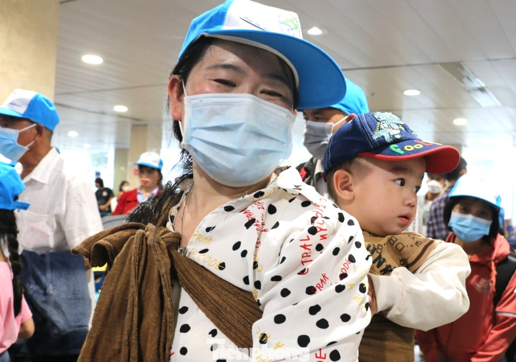 “Công ty hiện đang ít việc, lại được tặng vé máy bay miễn phí nên lần này chúng tôi về quê. Ăn Tết hai bên nội - ngoại, mỗi bên ít hôm rồi chúng tôi sẽ vào lại Bình Dương. Không biết nói gì hơn, gia đình tôi xin được cảm ơn Công đoàn, hãng hàng không Việt Nam Airlines đã giúp chúng tôi có được cái Tết sum vầy sau nhiều năm xa cách”, anh Luyến nói. “Công ty hiện đang ít việc, lại được tặng vé máy bay miễn phí nên lần này chúng tôi về quê. Ăn Tết hai bên nội - ngoại, mỗi bên ít hôm rồi chúng tôi sẽ vào lại Bình Dương. Không biết nói gì hơn, gia đình tôi xin được cảm ơn Công đoàn, hãng hàng không Việt Nam Airlines đã giúp chúng tôi có được cái Tết sum vầy sau nhiều năm xa cách”, anh Luyến nói.