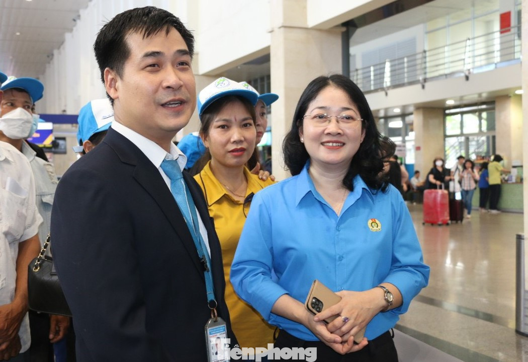 Lãnh đạo LĐLĐ tỉnh Bình Dương và đại diện Hãng hàng không tiễn công nhân về quê. Lãnh đạo LĐLĐ tỉnh Bình Dương và đại diện Hãng hàng không tiễn công nhân về quê.