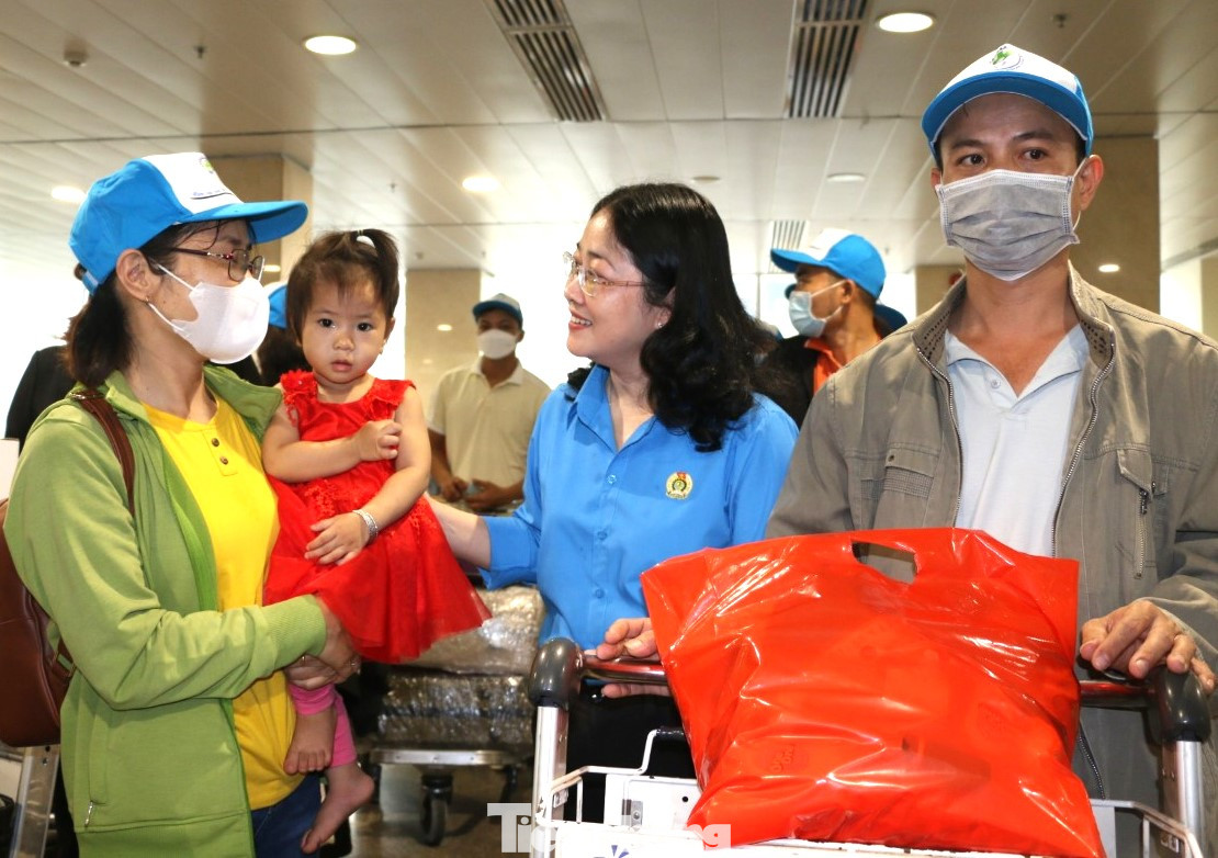 Cũng là người may mắn nhận được vé “máy bay nghĩa tình", chị Lê Thị Giang quê ở Yên Bái, là công nhân Công ty cổ phần đầu tư Thái Bình (Bình Dương), cho biết đã 7 năm nay chị ăn tết xa nhà. “Có được tấm vé tôi mừng rơi nước mắt. Lần này về để thắp nén hương cho ông bà, bố mẹ, cũng là dịp để thăm quê, thăm người thân, bạn bè”, chị Giang xúc động chia sẻ. Cũng là người may mắn nhận được vé “máy bay nghĩa tình", chị Lê Thị Giang quê ở Yên Bái, là công nhân Công ty cổ phần đầu tư Thái Bình (Bình Dương), cho biết đã 7 năm nay chị ăn tết xa nhà. “Có được tấm vé tôi mừng rơi nước mắt. Lần này về để thắp nén hương cho ông bà, bố mẹ, cũng là dịp để thăm quê, thăm người thân, bạn bè”, chị Giang xúc động chia sẻ.