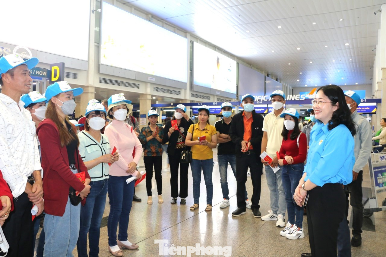 Có 31 công nhân lao động ở Bình Dương có hoàn cảnh đặc biệt được đi trên “Chuyến bay nghĩa tình” do LĐLĐ tỉnh Bình Dương phối hợp với Tổng Công ty hàng không Việt Nam Airlines tổ chức. Có 31 công nhân lao động ở Bình Dương có hoàn cảnh đặc biệt được đi trên “Chuyến bay nghĩa tình” do LĐLĐ tỉnh Bình Dương phối hợp với Tổng Công ty hàng không Việt Nam Airlines tổ chức.