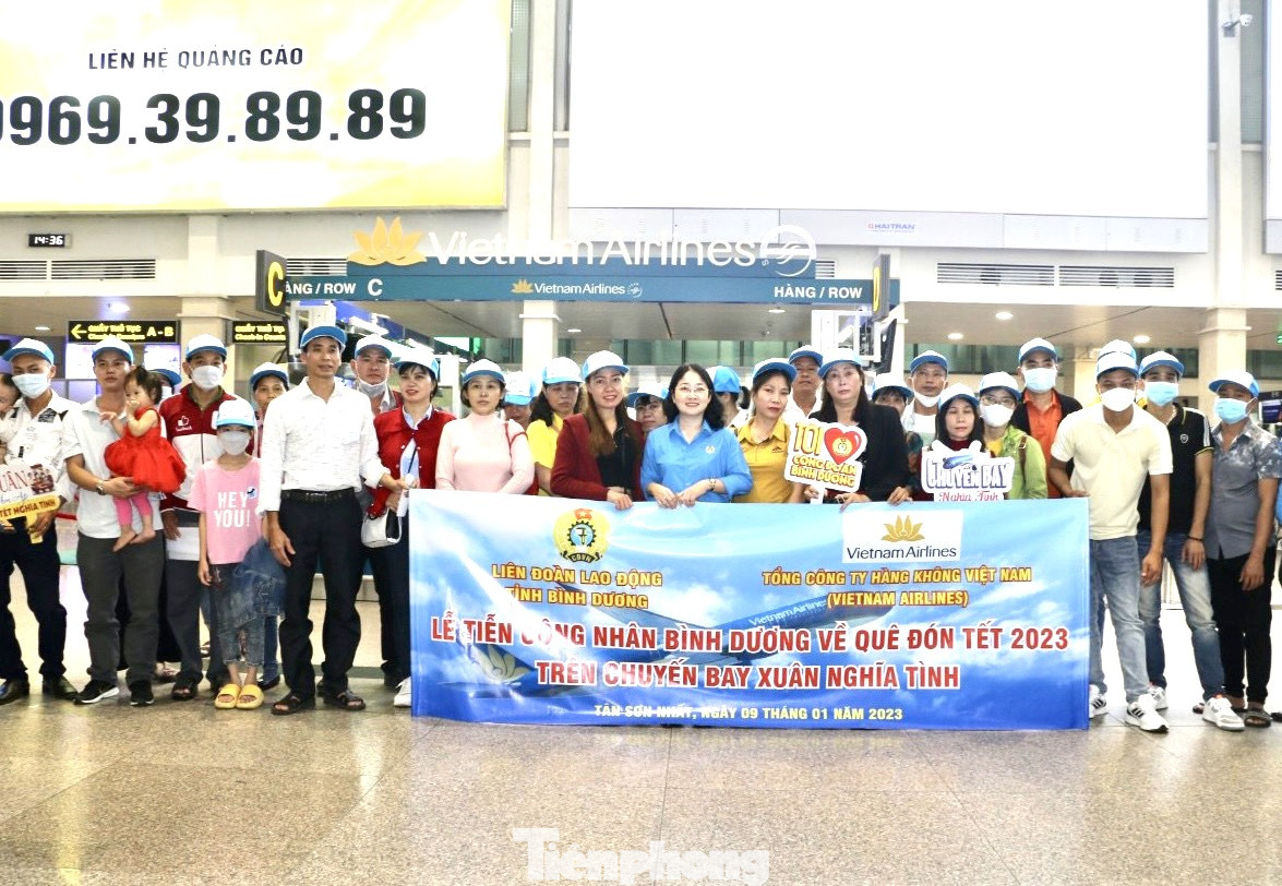 Thấu hiểu những khó khăn, vất vả và mong mỏi của người lao động, đã nhiều năm nay, LĐLĐ tỉnh Bình Dương ngoài việc tổ chức tặng vé máy bay còn thực hiện “chuyến xe xuân nghĩa tình”, vận động các doanh nghiệp, mạnh thường quân hỗ trợ vé xe, vé tàu, đưa đón 5.000 công nhân lao động khó khăn....với mong muốn giúp người lao động có được cái Tết đoàn viên và sum vầy. Thấu hiểu những khó khăn, vất vả và mong mỏi của người lao động, đã nhiều năm nay, LĐLĐ tỉnh Bình Dương ngoài việc tổ chức tặng vé máy bay còn thực hiện “chuyến xe xuân nghĩa tình”, vận động các doanh nghiệp, mạnh thường quân hỗ trợ vé xe, vé tàu, đưa đón 5.000 công nhân lao động khó khăn....với mong muốn giúp người lao động có được cái Tết đoàn viên và sum vầy.