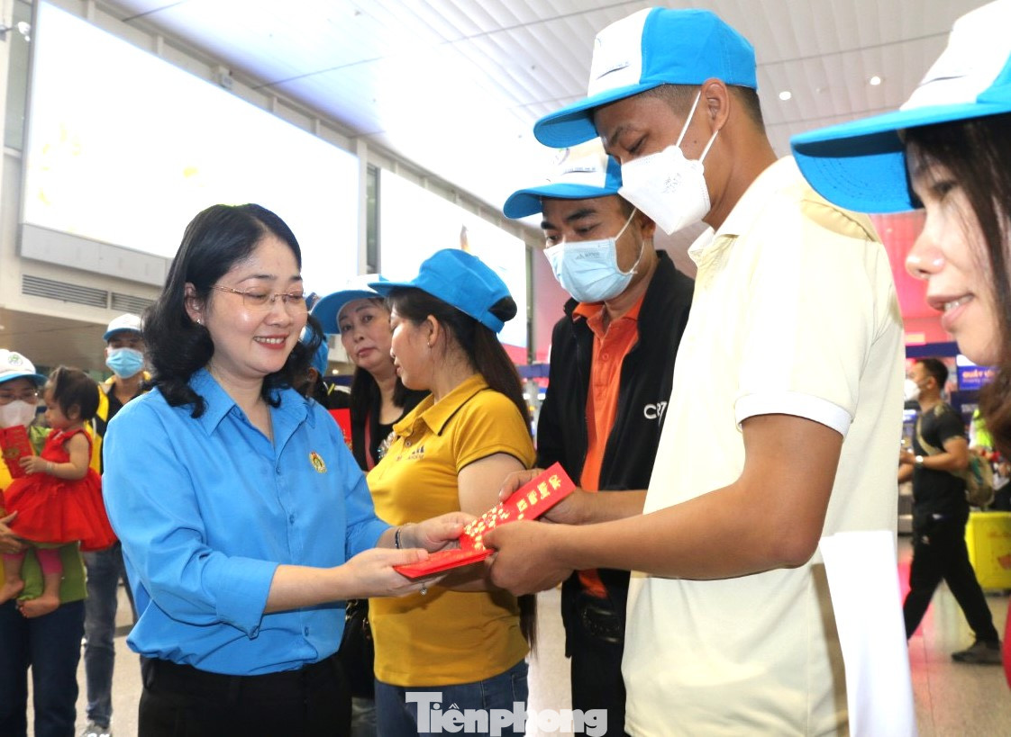 Trong số những trường hợp được tặng vé máy bay có người ít thì 3 năm, 5 năm, người lâu hơn thì cả chục năm chưa được ăn Tết ở quê. Cũng vì thế trong những câu chuyện chia sẻ vội vã với cán bộ Công đoàn Bình Dương trước giờ lên máy bay, ai cũng có chung cảm xúc là mong thời gian trôi thật nhanh để về đoàn viên bên gia đình. Trong số những trường hợp được tặng vé máy bay có người ít thì 3 năm, 5 năm, người lâu hơn thì cả chục năm chưa được ăn Tết ở quê. Cũng vì thế trong những câu chuyện chia sẻ vội vã với cán bộ Công đoàn Bình Dương trước giờ lên máy bay, ai cũng có chung cảm xúc là mong thời gian trôi thật nhanh để về đoàn viên bên gia đình.