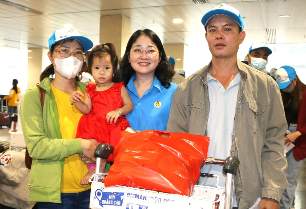 Anh Vi Hồng Luyến và chị Nguyễn Thị Lương đều là lao động xa quê. Anh Luyến quê Thanh Hóa, chị Lương thì ở Nghệ An. Cả hai nên duyên vợ chồng tại Bình Dương và hiện đã có 3 cháu nhỏ. Anh Vi Hồng Luyến và chị Nguyễn Thị Lương đều là lao động xa quê. Anh Luyến quê Thanh Hóa, chị Lương thì ở Nghệ An. Cả hai nên duyên vợ chồng tại Bình Dương và hiện đã có 3 cháu nhỏ.