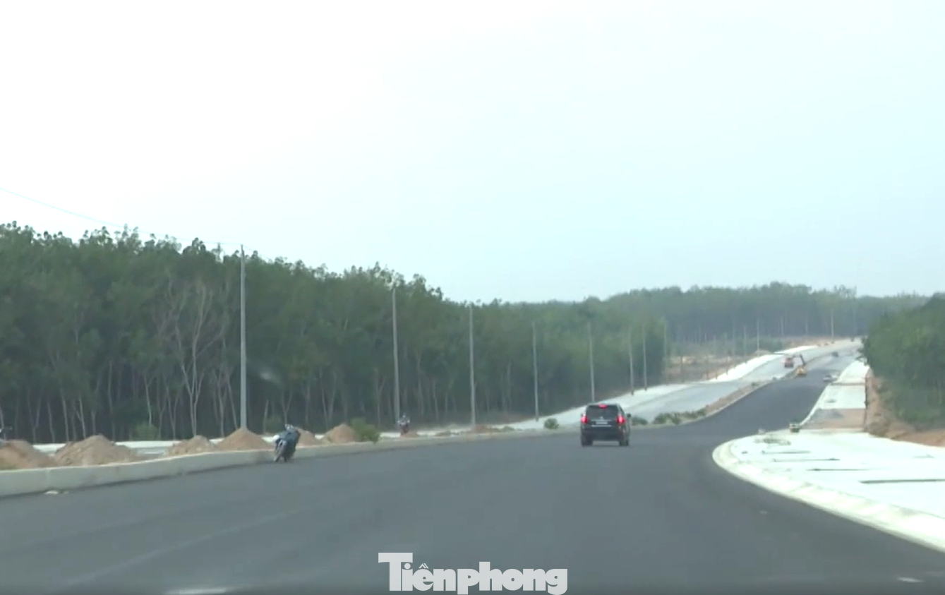 Đối với tuyến đường từ cầu Tam Lập (huyện Phú Giáo, tỉnh Bình Dương) đến Đồng Phú (tỉnh Bình Phước) thuộc tuyến đường Bắc Tân Uyên - Phú Giáo - Bàu Bàng, tỉnh Bình Dương đã giao bổ sung kế hoạch đầu tư công từ nguồn vốn ngân sách Trung ương cấp năm nay là 150 tỷ đồng cho dự án này. Đối với tuyến đường từ cầu Tam Lập (huyện Phú Giáo, tỉnh Bình Dương) đến Đồng Phú (tỉnh Bình Phước) thuộc tuyến đường Bắc Tân Uyên - Phú Giáo - Bàu Bàng, tỉnh Bình Dương đã giao bổ sung kế hoạch đầu tư công từ nguồn vốn ngân sách Trung ương cấp năm nay là 150 tỷ đồng cho dự án này.