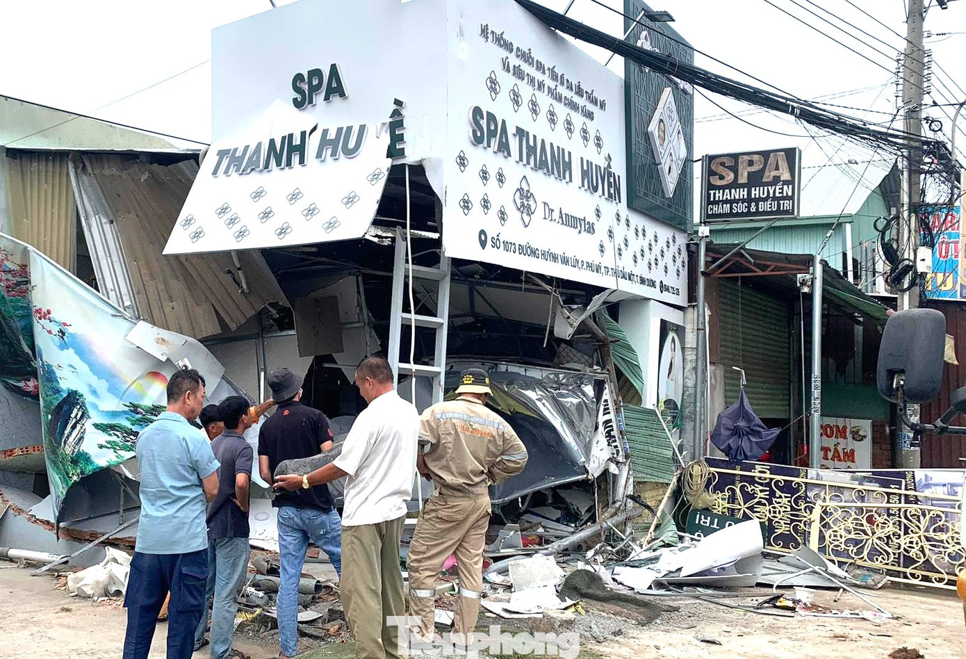 Mái hiên cơ sở thẩm mỹ đổ sập Mái hiên cơ sở thẩm mỹ đổ sập