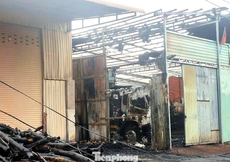 Nhà xưởng bị thiêu rụi Nhà xưởng bị thiêu rụi