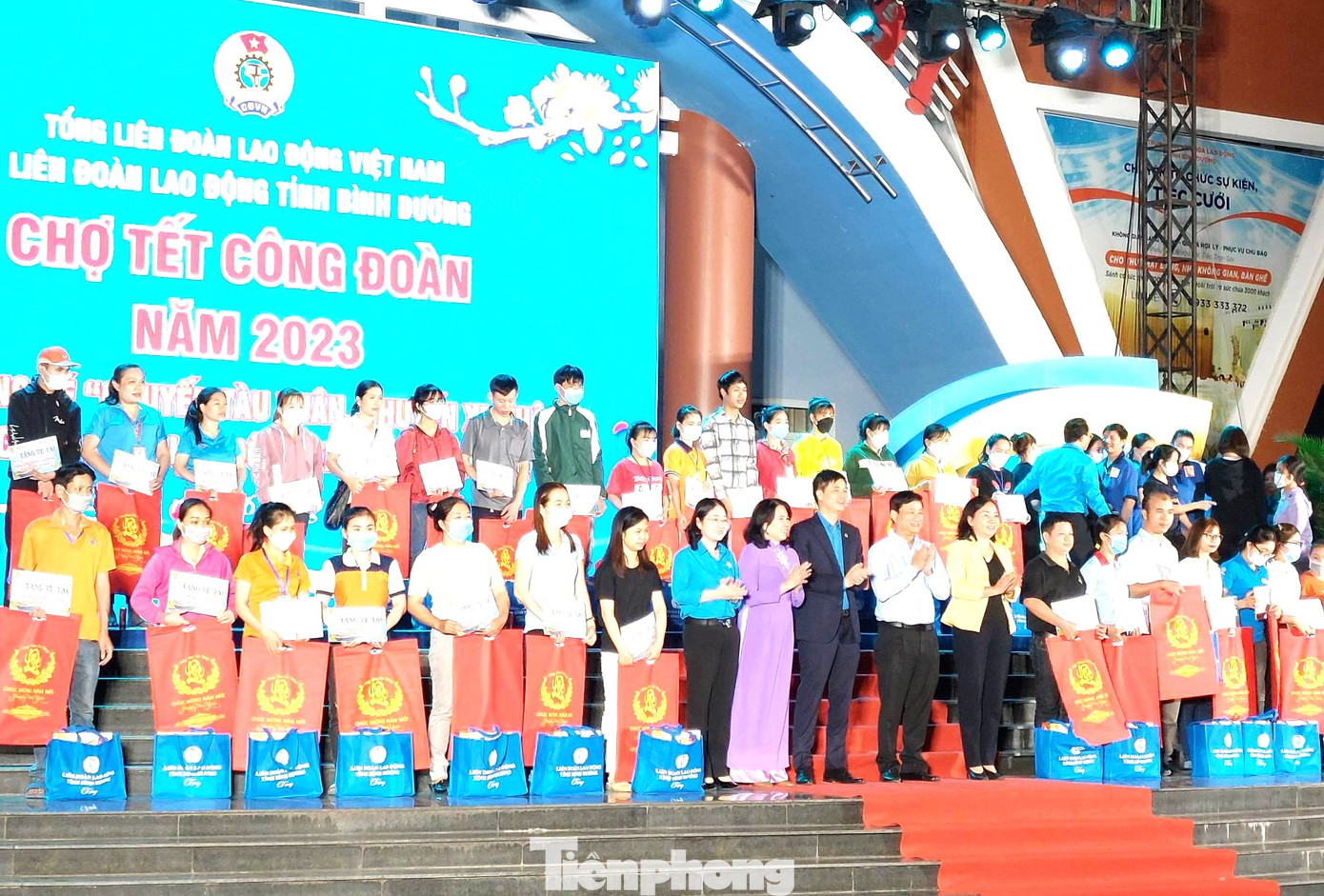 Dịp này, UBND tỉnh Bình Dương đã trao bảng hỗ trợ tiền quà Tết với tổng giá trị 46,5 tỷ đồng, tương đương 46.500 phần quà, mỗi phần có trị giá 1 triệu đồng cho công nhân lao động khó khăn; Tặng quà cho 60 công nhân lao động khó khăn; Tặng vé “Chuyến tàu Xuân, chuyến xe Xuân” cho 45 công nhân lao động xa quê; Tặng vé máy bay cho 10 công nhân lao động xa quê có hoàn cảnh đặc biệt khó khăn đạt thành tích xuất sắc trong lao động sản xuất.