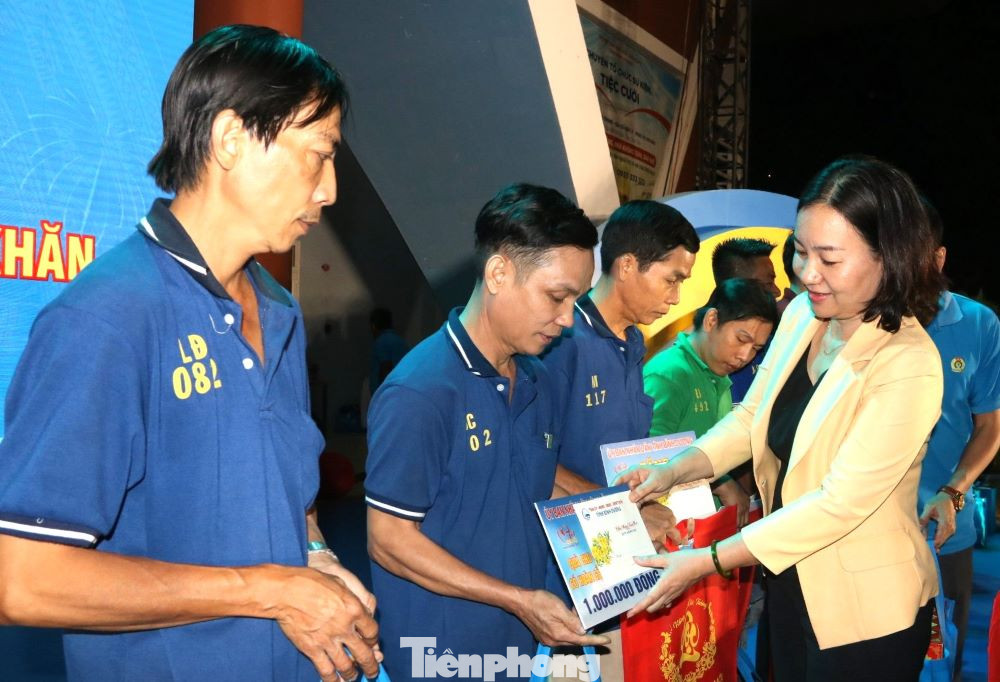 Bà Trương Thị Bích Hạnh - Trưởng Ban Tuyên giáo Tỉnh ủy Bình Dương tặng quà cho công nhân