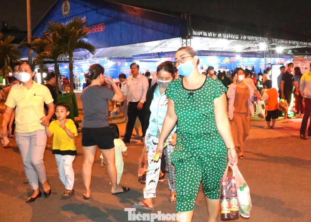 Phó Chủ tịch Tổng LĐLĐ Việt Nam Ngọ Duy Hiểu cho biết, Chợ Tết Công đoàn được tổ chức dịp cuối năm không chỉ mang đến giá trị về mặt tinh thần mà giúp công nhân lao động có cơ hội được vui chơi, mua hàng đảm bảo chất lượng, giá rẻ và giá 0 đồng.