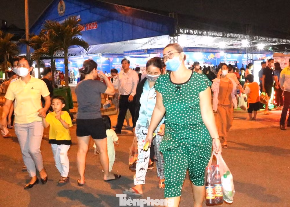 Phó Chủ tịch Tổng LĐLĐ Việt Nam Ngọ Duy Hiểu cho biết, Chợ Tết Công đoàn được tổ chức dịp cuối năm không chỉ mang đến giá trị về mặt tinh thần mà giúp công nhân lao động có cơ hội được vui chơi, mua hàng đảm bảo chất lượng, giá rẻ và giá 0 đồng.