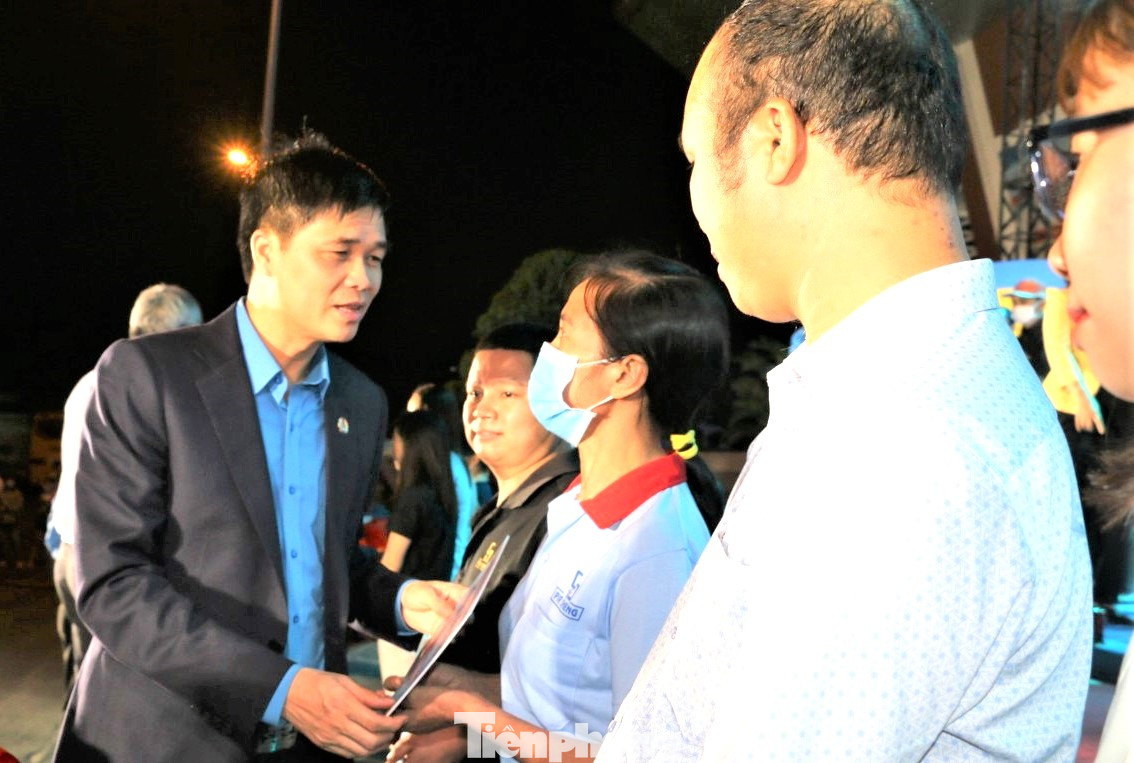 “Cuối năm, lãnh đạo tỉnh Bình Dương tổ chức tặng vé tàu, xe và tiễn công nhân lao động về quê ăn Tết, điều này có ý nghĩa lớn lao, thể hiện sự quan tâm, biết ơn người lao động. Tôi đánh giá cao và cho rằng, sự quan tâm của tỉnh Bình Dương với công nhân lao động còn quý hơn cả vật chất”, ông Hiểu bày tỏ.