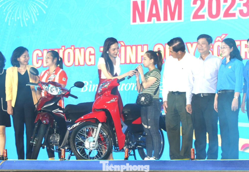 Công nhân vui mừng, chia sẻ cảm xúc khi trúng thưởng xe máy