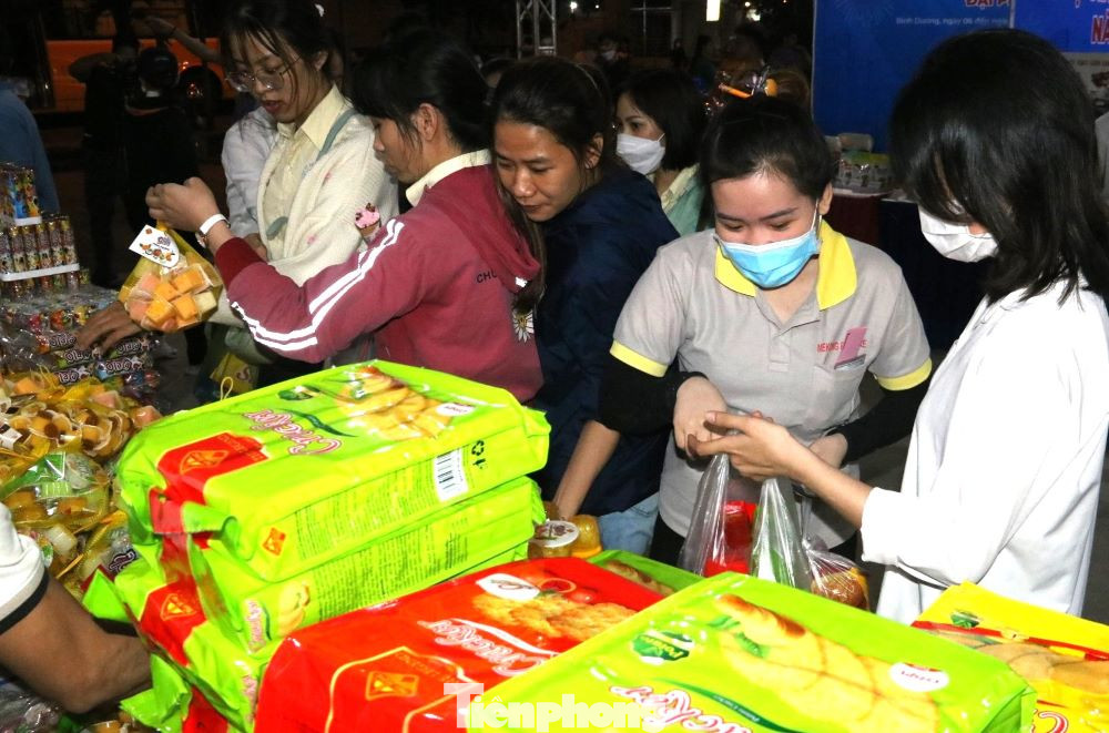 “Tôi đến đây không chỉ được mua hàng 0 đồng và được bốc thăm trúng thưởng. Một ngày làm việc mệt mỏi, tôi đến đây xõa hết. Một chương trình ý nghĩa đối với bản thân tôi cũng như các đồng nghiệp đang sinh sống và làm việc tại Bình Dương vào dịp cuối năm”, chị Trần Thị Lan (quê Sóc Trăng) chia sẻ.