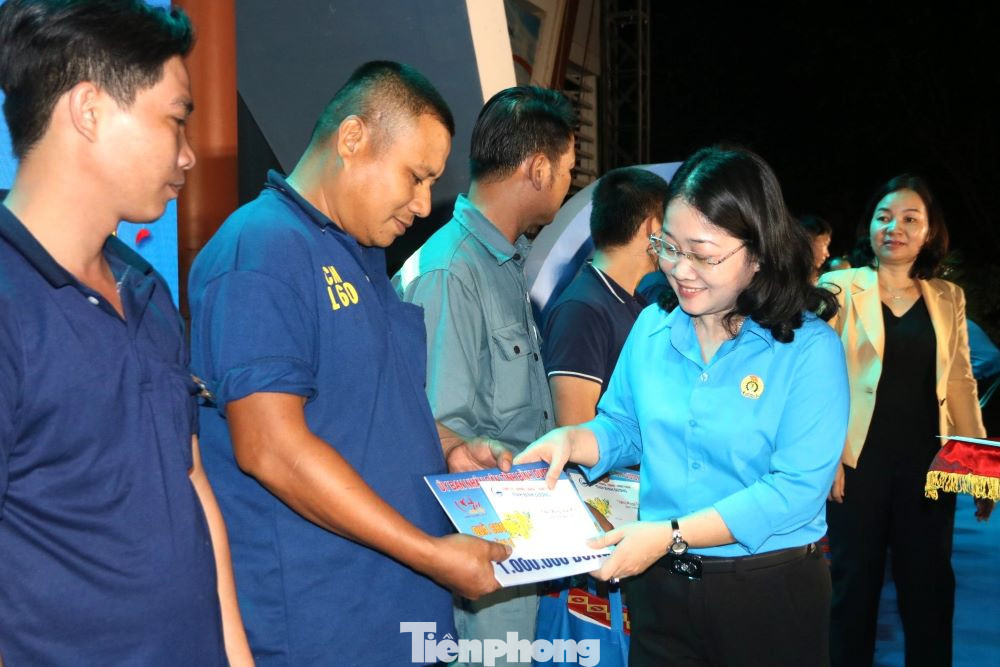 Chủ tịch Liên đoàn Lao động tỉnh Bình Dương Nguyễn Kim Loan tặng quà cho công nhân