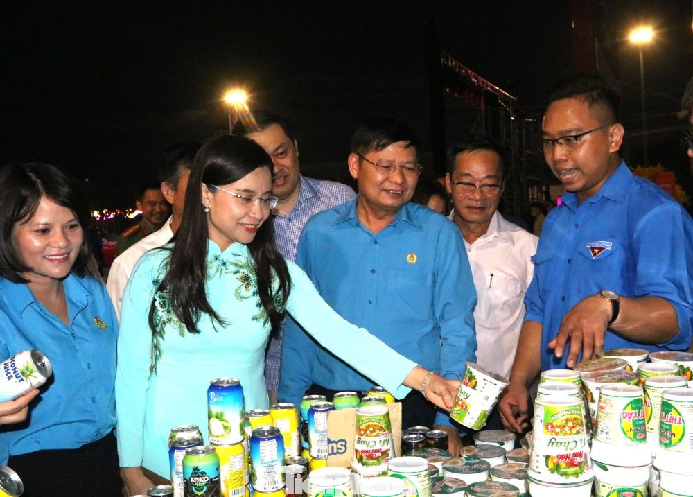 Bí thư Trung ương Đoàn và lãnh đạo Tổng LĐLĐ Việt Nam tham quan gian hàng 0 đồng tại chương trình