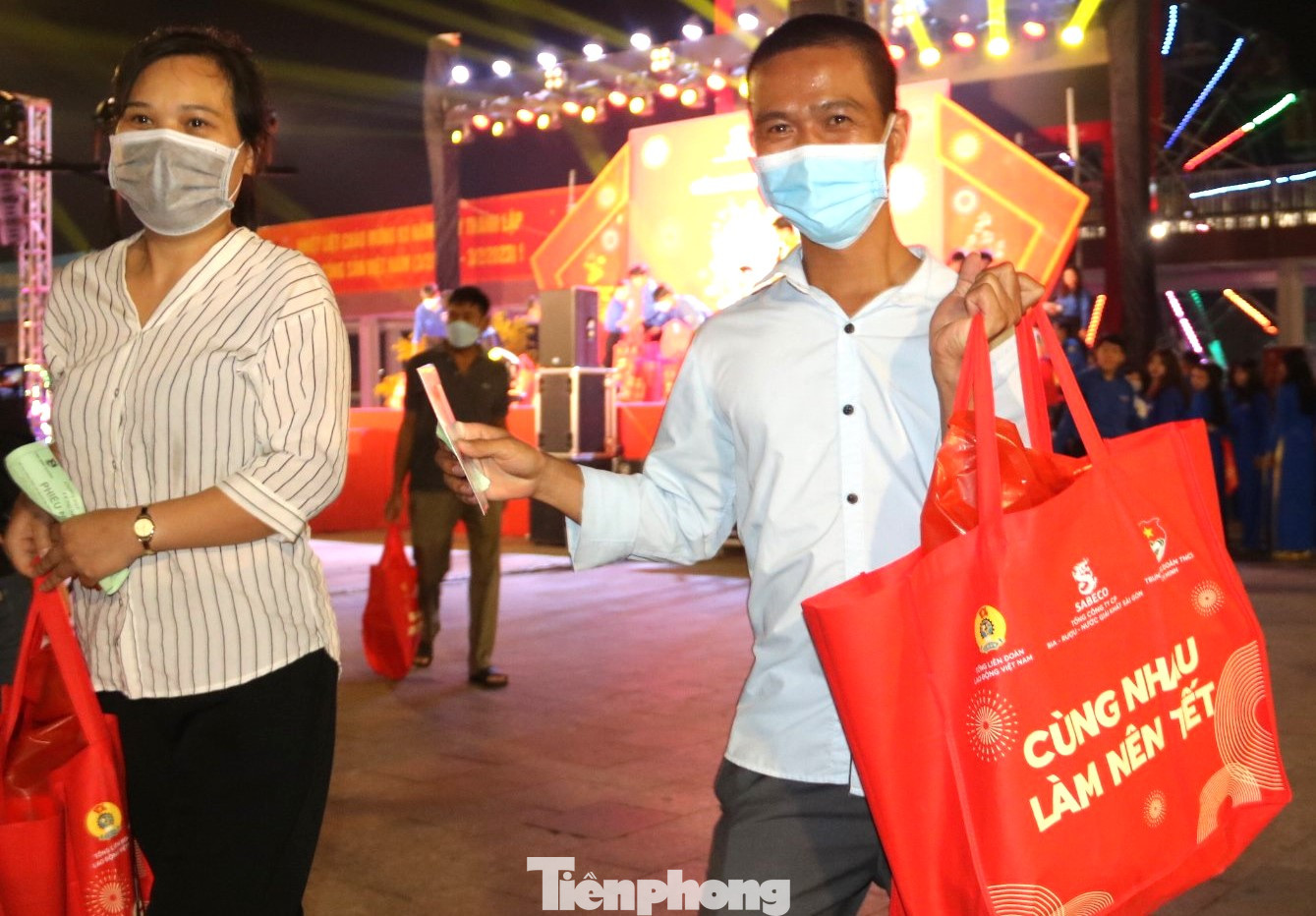 Công nhân phấn khởi khi nhận quà Tết từ chương trình