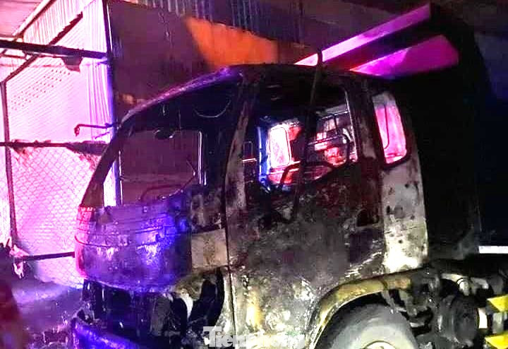 Xe tải bị cháy trơ khung Xe tải bị cháy trơ khung