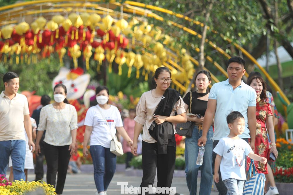 Sở dĩ ngày mùng Một Tết nhưng đường hoa đông nghịt người là vì Tết Nguyên đán 2023 tại Bình Dương có hơn 450.000 công nhân lao động ngoại tỉnh không về quê. Cùng với đó, dân số tỉnh Bình Dương có đến trên 2,6 triệu người nên các điểm vui chơi trở nên đông đúc. Sở dĩ ngày mùng Một Tết nhưng đường hoa đông nghịt người là vì Tết Nguyên đán 2023 tại Bình Dương có hơn 450.000 công nhân lao động ngoại tỉnh không về quê. Cùng với đó, dân số tỉnh Bình Dương có đến trên 2,6 triệu người nên các điểm vui chơi trở nên đông đúc.