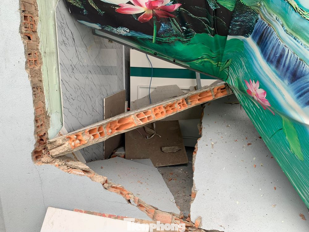 Tường cơ sở thẩm mỹ đổ sập sau khi bị xe tải lao vào Tường cơ sở thẩm mỹ đổ sập sau khi bị xe tải lao vào