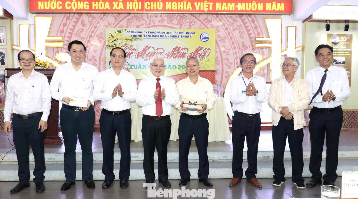 Bí thư Tỉnh ủy Bình Dương Nguyễn Văn Lợi (thứ 4 từ trái sang) và Phó Chủ tịch UBND tỉnh Bình Dương Nguyễn Lộc Hà (ngoài cùng bên phải) chúc Tết cán bộ Sở VHTT-DL tỉnh Bình Dương Bí thư Tỉnh ủy Bình Dương Nguyễn Văn Lợi (thứ 4 từ trái sang) và Phó Chủ tịch UBND tỉnh Bình Dương Nguyễn Lộc Hà (ngoài cùng bên phải) chúc Tết cán bộ Sở VHTT-DL tỉnh Bình Dương