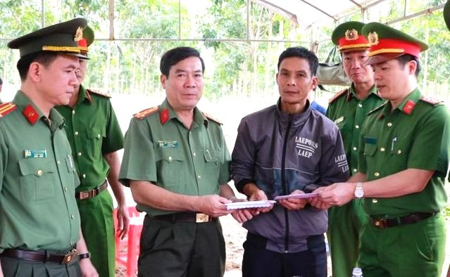 Lãnh đạo Công an tỉnh Bình Phước trao hỗ trợ cho gia đình các chiến sĩ gặp nạn