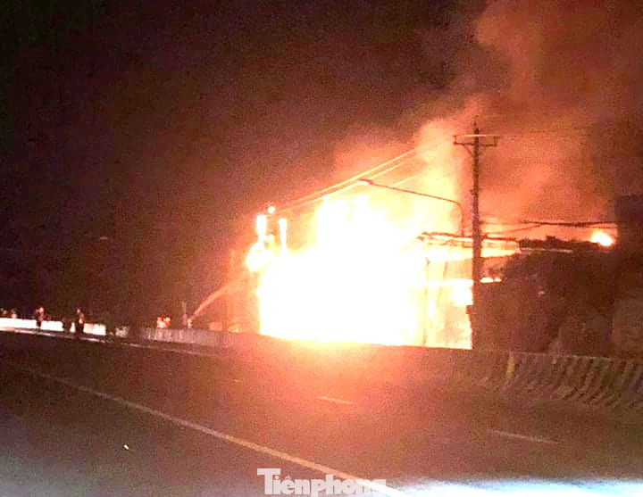 Hiện trường vụ cháy trong đêm Hiện trường vụ cháy trong đêm