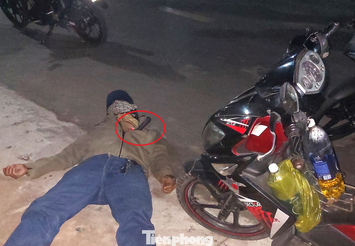 Khu vực ông Phùng Quốc Thống nằm bất động gần hiện trường phát hiện thi thể người phụ nữ