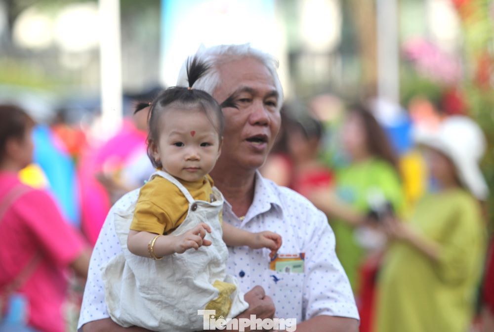 Bên cạnh đó, Bình Dương trích 46,5 tỷ đồng từ ngân sách hỗ trợ 46.500 người lao động đặc biệt khó khăn mỗi người 1 triệu đồng. Bên cạnh đó, Bình Dương trích 46,5 tỷ đồng từ ngân sách hỗ trợ 46.500 người lao động đặc biệt khó khăn mỗi người 1 triệu đồng.