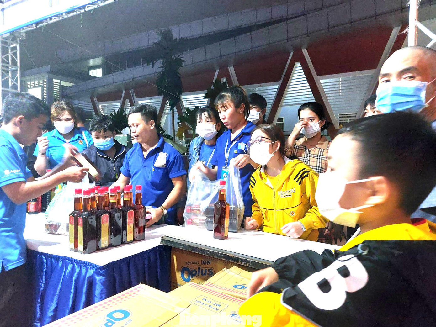 Công nhân nghèo đi chợ Tết bất ngờ được rinh xe máy về nhà ảnh 4