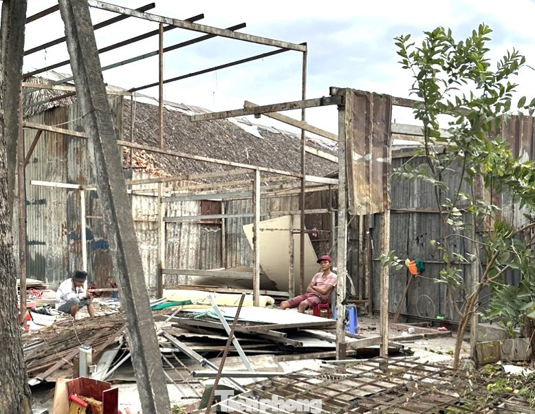 Quán cà phê tự nguyện tháo dở công trình